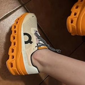ON CLOUD Cloudmonster
Women size 11
Orange - Fawn & Turmeric $170